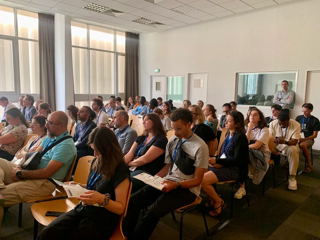 Audience de la conférence « SIG & IA : une nouvelle approche du SIG avec Polygonia » aux GeoDataDays 2025
